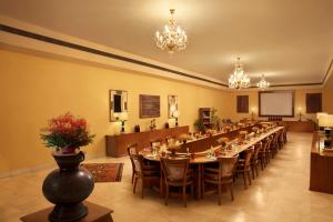 Restaurace v ubytování Suryagarh Jaisalmer + 37 fotografií