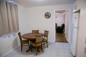 uma cozinha e sala de jantar com mesa e cadeiras em Breakaway Views 374 ALP ST em Coober Pedy