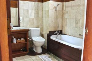 Ein Badezimmer in der Unterkunft Saren Indah Hotel - CHSE Certified