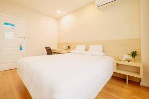 Uma cama ou camas num quarto em GreenTree Inn Beijing Dongcheng District Wangfujin South Luogu Lane Houhai Express Hotel