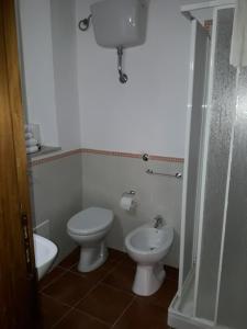 a bathroom with a toilet and a bidet at Le Tre Caravelle in Trabia