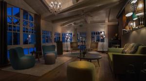 TWO TIMEZ - Boutique Hotel - with AC的休息区