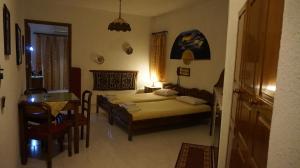 una camera con letto, tavolo e tavolo Sidx Sidx Sidx di Hotel Mary a Marathokampos