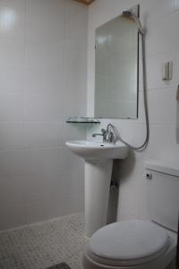 Phòng tắm tại Oraview Pension