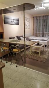 ブダペストにあるLiget Apartment, Terrace, Free Parking, ACのベッド、テーブル、椅子が備わる客室です。