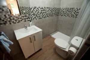 un bagno con un water e un lavandino di Casa rural la forilla a Ruidera Altre 16 foto