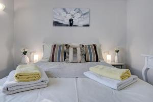 Calahonda 2 Bedroom House with Air Conにあるベッド