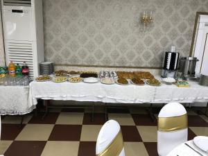 Ein Tisch mit einem Haufen Essen drauf. in der Unterkunft Afyon Grand Ari Hotel in Afyonkarahisar