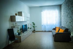 un soggiorno con divano e TV di Casa Federica 1 a La Spezia