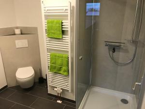 Phòng tắm tại Das kleine Schwarze