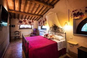 Castel ViscardoにあるAntico Podere Vitiano - Luxury country houseのベッドルーム1室(赤い毛布付きのベッド1台付)