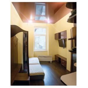 um pequeno quarto com uma cama e uma janela em Квартира на вулиці Наливайка 7 в центрі біля Оперного Театру після ремонту em Lviv