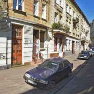 um carro preto estacionado ao lado de uma rua em Квартира на вулиці Наливайка 7 в центрі біля Оперного Театру після ремонту em Lviv