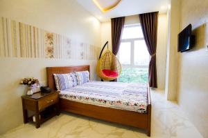 um pequeno quarto com uma cama e uma janela em Sen Motel em Bien Hoa