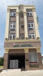 un edificio alto con un letrero para un museo de hilados en Sen Motel, en Bien Hoa
