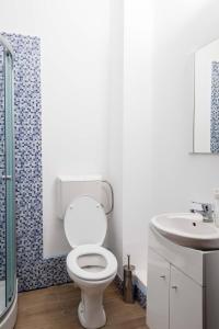 uma casa de banho com um WC e um lavatório em M Central Apartments em Cluj-Napoca