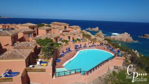 vista para um resort com piscina e oceano em Hotel Costa Paradiso em Costa Paradiso