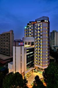 un edificio con un cartel de sota encima en The Seacare Hotel en Singapur