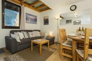 un soggiorno con divano e tavolo di Apartment Grepon 6 a Chamonix-Mont-Blanc