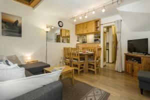 salon z kanapą i jadalnią w obiekcie Apartment Grepon 6 w Chamonix-Mont-Blanc