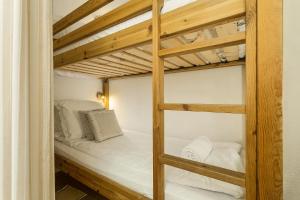 シャモニー・モンブランにあるApartment Grepon 6の二段ベッドが備わる客室です。