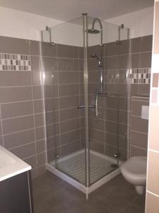 La salle de bains est pourvue d'une douche avec une porte en verre. dans l'établissement Le monte rosso, à Porto Ota