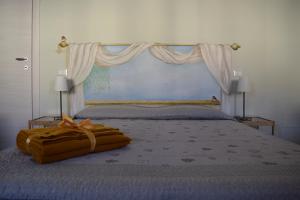 1 dormitorio con 1 cama grande y 2 lámparas en Residenza Il Salice, en Bagnolo San Vito