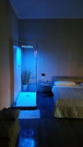 a room with two beds and a glass aquarium at La Pulce Argentata in Sestri Levante