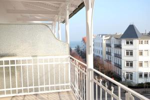 einen Balkon mit Blick auf ein Gebäude in der Unterkunft Villa Metropol by Rujana in Binz