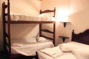 Łóżko lub łóżka piętrowe w pokoju w obiekcie Mikotania