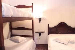 Łóżko lub łóżka piętrowe w pokoju w obiekcie Mikotania