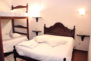 سرير أو أسرّة في غرفة في Mikotania