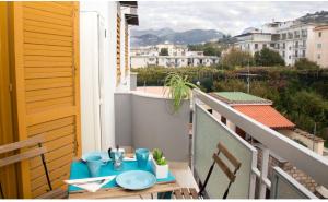 索倫托的住宿－Maison Eva，市景阳台桌子