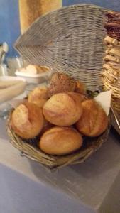 un cesto di bagel seduto su un tavolo di Gästehaus Moselblick a Trittenheim