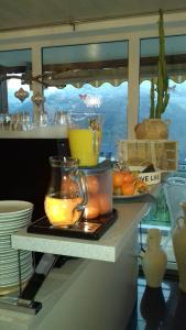 einer Theke mit einem Teller Essen auf dem Tisch in der Unterkunft Gästehaus Moselblick in Trittenheim