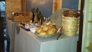 un tavolo con due cesti di pane sopra di Gästehaus Moselblick a Trittenheim