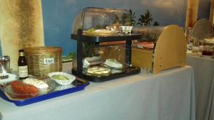 einen Tisch mit einem Buffet mit Speisen darauf in der Unterkunft Gästehaus Moselblick in Trittenheim