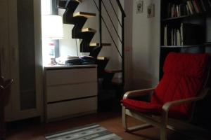ボローニャにあるla casetta di Ginoのリビングルーム(赤い椅子、ドレッサー付)
