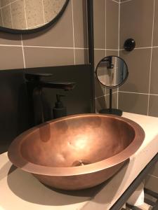 a copper bath tub sitting on a counter in a bathroom at Slipens Hotell in Fiskebäckskil