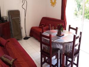 ein Wohnzimmer mit einem Tisch und einem Sofa in der Unterkunft 4SAP7 Appartement avec belle terrasse in Collioure