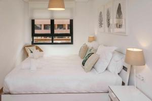 バレンシアにあるApartUP Patacona Attic Iの白いベッドルーム(枕付きの大きな白いベッド付) +33枚の写真