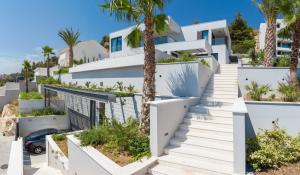 Κήπος έξω από το Ultraluxury Villa Elyzeum with Heated Pool