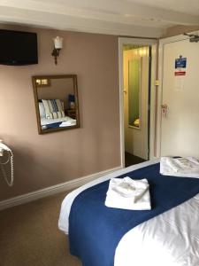 A bed or beds in a room at Bramblewick 