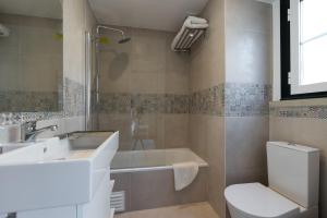 y baño con bañera, lavabo y aseo. en Strategically Located, Pleasure Guaranteed en Lisboa