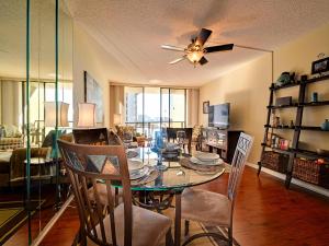 a dining room with a table with chairs and a ceiling fan at 440 West Condo 1101N in Clearwater Beach