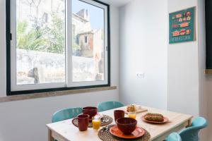 una mesa con platos de comida encima en Strategically Located, Pleasure Guaranteed en Lisboa