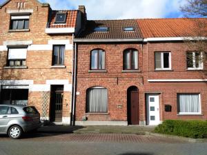 a brick house with a car parked in front of it at Close to centre, 3 rooms, 2 bathr & wc, free parking & wifi, spacious living area & kitchen in Bruges
