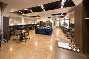 Hotel Zvonimir في أوتوتشاتش: مطعم فيه طاولات وكراسي في الغرفة