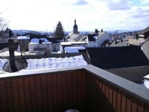 una ciudad con nieve en los tejados de edificios en Ferienwohnung Jugl, en Schwarzenbach am Wald