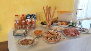 una mesa cubierta con platos y tazones de comida en B&B Le Due Rocche en Maiolo
